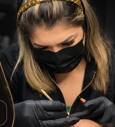 Tayná Oliveira realizando um procedimento no studio